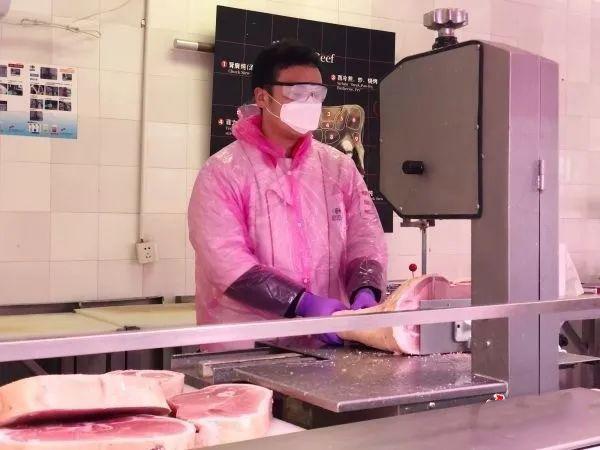 祥九瑞盈的臺灣鋸骨機(jī)曾在社區(qū)商超內(nèi)上陣鋸肉，為抗疫出一份力
